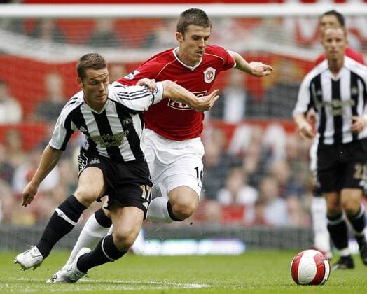 Scott Parker (Newcastle, li.) gegen Michael Carrick (Manchester United) - EDITORIAL USE ONLY. No use with unauthorised audio, video, data, fixture lists, club league logos or live services. Online in-match use limited to 120 images, no video emulation. No use in betting, games or single club league player publications. Fußball Herren English Premier League 2006 2007, 1. Englische Liga, Manchester United - Newcastle United 2:0, ManU Gruppe Manchester Dynamik, Kampf Fußball Herren English Premier League 2006 2007, 1. Englische Liga, Manchester United - Newcastle United 2:0, ManU Gruppe Manchester Dynamik, Kampf