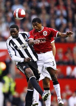 Patrice Evra (Manchester United, re.) gegen Shola Ameobi (Newcastle) - EDITORIAL USE ONLY. No use with unauthorised audio, video, data, fixture lists, club league logos or live services. Online in-match use limited to 120 images, no video emulation. No use in betting, games or single club league player publications. Fußball Herren English Premier League 2006 2007, 1. Englische Liga, Manchester United - Newcastle United 2:0 ManU Gruppe Manchester Dynamik, Kampf, Fußball Herren English Premier League 2006 2007, 1. Englische Liga, Manchester United - Newcastle United 2:0 ManU Gruppe Manchester Dynamik, Kampf,