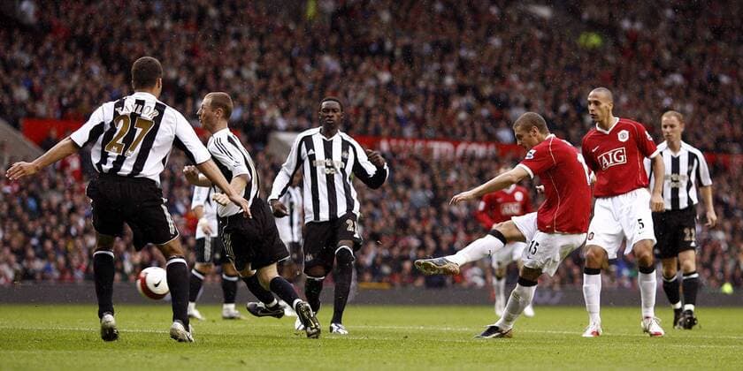 Nemanja Vidic (2.v.re.) zieht ab, Rio Ferdinand (re., beide Manchester United), Shola Ameobi (3.v.li.) und Steven Taylor (li., beide Newcastle) schauen zu - EDITORIAL USE ONLY. No use with unauthorised audio, video, data, fixture lists, club league logos or live services. Online in-match use limited to 120 images, no video emulation. No use in betting, games or single club league player publications. Fußball Herren English Premier League 2006 2007, 1. Englische Liga, Manchester United - Newcastle United 2:0, ManU Gruppe Manchester Dynamik, Fußball Herren English Premier League 2006 2007, 1. Englische Liga, Manchester United - Newcastle United 2:0, ManU Gruppe Manchester Dynamik,