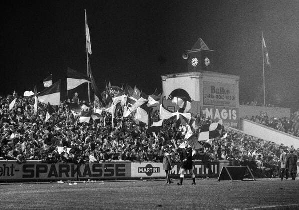 Fußball, Stadiongeschichte Rot-Weiß Oberhausen Oberhausener Fans schwenken im gut besuchten Niederrheinstadion ihre Fahnen Fußball 1. BL Herren Saison 1969 1970, Rot Weiß Oberhausen, RWO, RW, Vneg, Vsw Totale Niederrheinstadion Oberhausen Freude, Begeisterung, Fußball 1. BL Herren Saison 1969 1970, Rot Weiß Oberhausen, RWO, RW, Vneg, Vsw Totale Niederrheinstadion Oberhausen Freude, Begeisterung,