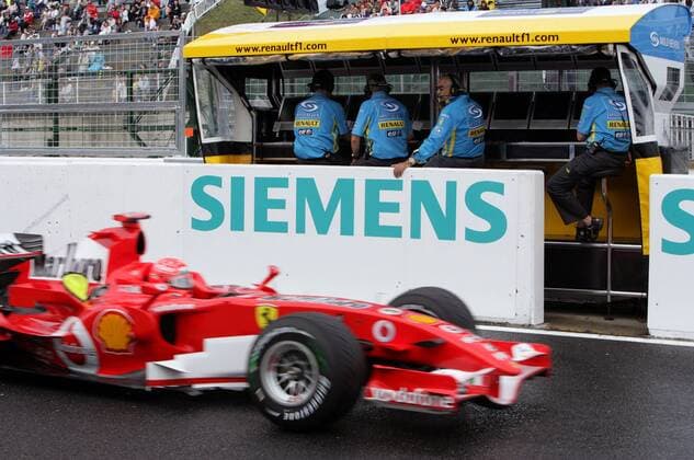 Teamchef Flavio Briatore (Italien Renault) wirft vom Kommandostand aus einen angespannten Blick auf Michael Schumacher (Deutschland Ferrari) in seinem Boliden Motorsport Grand Prix Herren Großer Preis von Japan 2006, Formel 1 Weltmeisterschaft, F1, F, GP, WM, Freies Training, angespannt Totale Siemens, Elektronikindustrie, Anspannung Suzuka Spannung, Motorsport Grand Prix Herren Großer Preis von Japan 2006, Formel 1 Weltmeisterschaft, F1, F, GP, WM, Freies Training, angespannt Totale Siemens, Elektronikindustrie, Anspannung Suzuka Spannung,