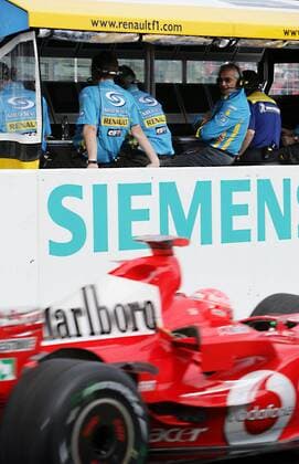Teamchef Flavio Briatore (Italien Renault) beobachtet vom Kommandostand den vorbei fahrenden Michael Schumacher (Deutschland Ferrari) Motorsport Grand Prix Herren Großer Preis von Japan 2006, Formel 1 Weltmeisterschaft, F1, F, GP, WM, Freies Training Totale Siemens, Anspannung, angespannt, gespannt Suzuka Spannung, Motorsport Grand Prix Herren Großer Preis von Japan 2006, Formel 1 Weltmeisterschaft, F1, F, GP, WM, Freies Training Totale Siemens, Anspannung, angespannt, gespannt Suzuka Spannung,