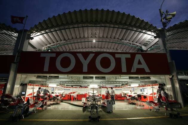 Toyota Box in der Abenddämmerung in Suzuka 2006 Motorsport Grand Prix Herren Großer Preis von Japan 2006, Formel 1 Weltmeisterschaft, F1, F, GP, WM, Freies Training Totale Suzuka Motorsport Grand Prix Herren Großer Preis von Japan 2006, Formel 1 Weltmeisterschaft, F1, F, GP, WM, Freies Training Totale Suzuka