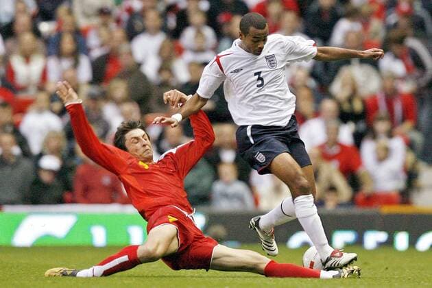 Goran Maznov (Mazedonien, li..) - Grätsche gegen Ashley Cole (England) - EDITORIAL USE ONLY. No use with unauthorised audio, video, data, fixture lists, club league logos or live services. Online in-match use limited to 120 images, no video emulation. No use in betting, games or single club league player publications. Fußball Länderspiel Herren EM Qualifikation 2006, Nationalteam, England - Mazedonien 0:0 Gruppe Manchester Dynamik, Kampf, Fußball Länderspiel Herren EM Qualifikation 2006, Nationalteam, England - Mazedonien 0:0 Gruppe Manchester Dynamik, Kampf,