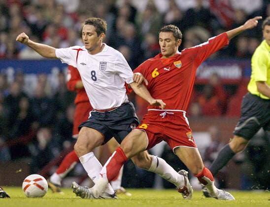 Frank Lampard (England, li.) gegen Aleksandar Mitreski (Mazedonien) - EDITORIAL USE ONLY. No use with unauthorised audio, video, data, fixture lists, club league logos or live services. Online in-match use limited to 120 images, no video emulation. No use in betting, games or single club league player publications. Fußball Länderspiel Herren EM Qualifikation 2006, Nationalteam, England - Mazedonien 0:0 Gruppe Manchester Dynamik, Kampf, Fußball Länderspiel Herren EM Qualifikation 2006, Nationalteam, England - Mazedonien 0:0 Gruppe Manchester Dynamik, Kampf,