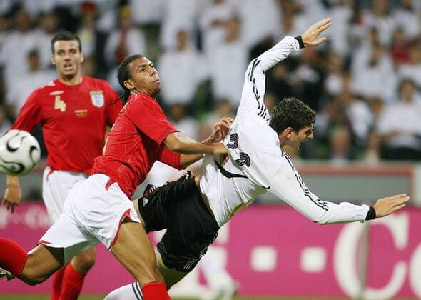 Anton Ferdinand (England U21, li.) gegen Mario Gomez (Deutschland U21) Fußball Länderspiel Herren U 21 EM Qualifikation, Nationalteam, Nationaltrikot, Deutschland - England, Playoffs, Play Offs, Off Gruppe 2006 Leverkusen Kampf, Fußball Länderspiel Herren U 21 EM Qualifikation, Nationalteam, Nationaltrikot, Deutschland - England, Playoffs, Play Offs, Off Gruppe 2006 Leverkusen Kampf,