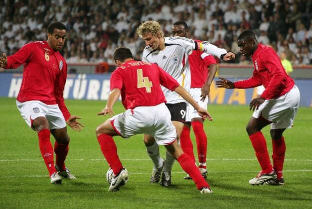 Stefan Kießling (Deutschland U21, Mitte) versucht sich gegen die Überlegenheit von Tom Huddlestone (li.), Steven Taylor (2.v.li.), Nigel Reo Coker (2,v.re.) und Micah Richards (alle England U21) durchzusetzen Fußball Länderspiel Herren U 21 EM Qualifikation 2006, Playoffs, Playoff, Play Offs, Off, Nationalmannschaft, Nationalteam Gruppe Leverkusen Abwehr, Dynamik, Überlegenheit, Fußball Länderspiel Herren U 21 EM Qualifikation 2006, Playoffs, Playoff, Play Offs, Off, Nationalmannschaft, Nationalteam Gruppe Leverkusen Abwehr, Dynamik, Überlegenheit,
