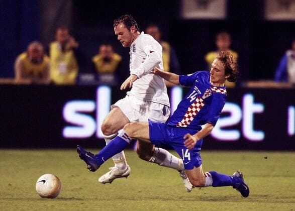 Wayne Rooney (England, li.) gegen Luka Modric (Kroatien) - EDITORIAL USE ONLY. No use with unauthorised audio, video, data, fixture lists, club league logos or live services. Online in-match use limited to 120 images, no video emulation. No use in betting, games or single club league player publications. Fußball Länderspiel Herren EM Qualifikation 2006, Nationalteam, Kroatien - England 2:0 Gruppe Zagreb Dynamik, Fußball Länderspiel Herren EM Qualifikation 2006, Nationalteam, Kroatien - England 2:0 Gruppe Zagreb Dynamik,