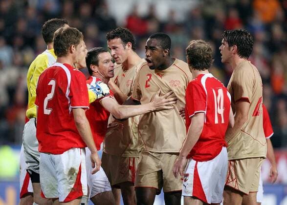 Johan Djourou (Schweiz, 3.v.re.) und Johannes Ertl (2.v.li.) geraten aneinander, Martin Hiden (beide Österreich) versucht zu schlichten Fußball Länderspiel Herren Freundschaftsspiel 2006, Test, Testspiel, Österreich - Schweiz 2:1 Gruppe Nationalteam, Nationaltrikot Innsbruck Spannung, Fußball Länderspiel Herren Freundschaftsspiel 2006, Test, Testspiel, Österreich - Schweiz 2:1 Gruppe Nationalteam, Nationaltrikot Innsbruck Spannung,