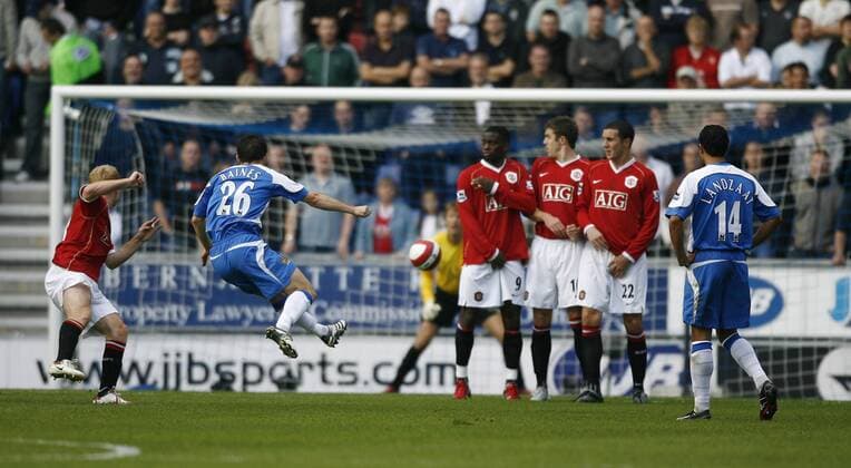 Leighton Baines (Wigan) erzielt per Freistoß das 1:0 - EDITORIAL USE ONLY. No use with unauthorised audio, video, data, fixture lists, club league logos or live services. Online in-match use limited to 120 images, no video emulation. No use in betting, games or single club league player publications. Fußball Herren English Premier League 2006 2007, 1. Englische Liga, Wigan Athletic - Manchester United 1:3, ManU Gruppe Wigan Fußball Herren English Premier League 2006 2007, 1. Englische Liga, Wigan Athletic - Manchester United 1:3, ManU Gruppe Wigan