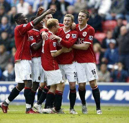 Torjubel Manchester United - Torschütze Ole Gunnar Solskjaer (2.v.re.) feiert mit seinen Teamkollegen, v.re.: Michael Carrick, Paul Scholes, Patrice Evra und Louis Saha - EDITORIAL USE ONLY. No use with unauthorised audio, video, data, fixture lists, club league logos or live services. Online in-match use limited to 120 images, no video emulation. No use in betting, games or single club league player publications. Fußball Herren English Premier League 2006 2007, 1. Englische Liga, Manchester United, ManU Gruppe Wigan Freude, Fußball Herren English Premier League 2006 2007, 1. Englische Liga, Manchester United, ManU Gruppe Wigan Freude,