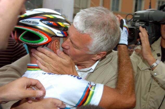 Teamchef Patrick Lefevere (Belgien) schließt seinen Schützling Paolo Bettini (Italien beide Quick Step Innergetic) nach dem Gewinn der Giro di Lombardia 2006 in die Arme - Radsport Herren Giro di Lombardia 2006, Lombardei Rundfahrt, ProTour, Straßenradsport, Straße, Rad Gruppe Mendrisio - Como Harmonie, Glück Freude, Radsport Herren Giro di Lombardia 2006, Lombardei Rundfahrt, ProTour, Straßenradsport, Straße, Rad Gruppe Mendrisio - Como Harmonie, Glück Freude,
