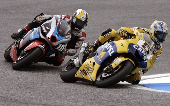 Colin Edwards (Yamaha) vor Kenny Roberts Jr. (Suzuki beide USA) - Motorsport WM Herren Weltmeisterschaft 2006, Motorrad, Motorradrennen, Motorradrennsport, Motorradsport, MotoGP, GP 1 Gruppe Estoril Motorsport WM Herren Weltmeisterschaft 2006, Motorrad, Motorradrennen, Motorradrennsport, Motorradsport, MotoGP, GP 1 Gruppe Estoril