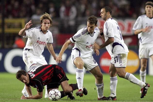 Alberto Gilardino (Milan, am Boden) gegen drei Spieler des RSC Anderlecht, v. li.: Lucas Biglia, Roland Juhasz und Anthony Vanden Borre - Fußball EC 1 Herren Champions League 2006 2007, RSC Anderlecht - AC Mailand 0:1 Gruppe Brüssel Dynamik, Kampf, Unterwerfung, Fußball EC 1 Herren Champions League 2006 2007, RSC Anderlecht - AC Mailand 0:1 Gruppe Brüssel Dynamik, Kampf, Unterwerfung,