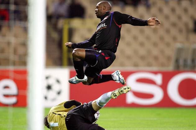 Sylvain Wiltord (Lyon) überspringt Torwart Taras Lutsenko (Kiew) - (pan16763) Fußball EC 1 Herren Champions League 2006 2007, Dynamo Kiew - Olympique Lyonnais 0:3, OL, Dinamo Gruppe Kiew Abwehr, Dynamik, Fußball EC 1 Herren Champions League 2006 2007, Dynamo Kiew - Olympique Lyonnais 0:3, OL, Dinamo Gruppe Kiew Abwehr, Dynamik,