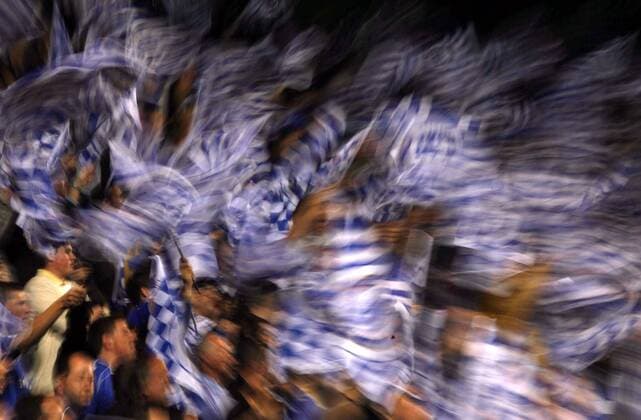 Chelsea Fans sorgen mit ihren Fahnen für Stimmung - EDITORIAL USE ONLY. No use with unauthorised audio, video, data, fixture lists, club league logos or live services. Online in-match use limited to 120 images, no video emulation. No use in betting, games or single club league player publications. Fußball EC 1 Herren Champions League 2006 2007, Chelsea FC London Totale London Dynamik, Fußball EC 1 Herren Champions League 2006 2007, Chelsea FC London Totale London Dynamik,