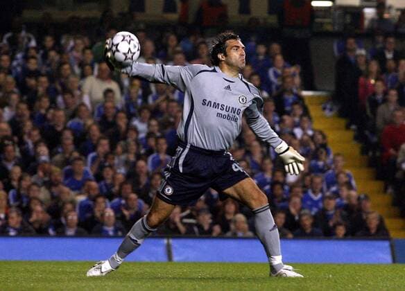 Torwart Henrique Hilario (Chelsea) - Abwurf - EDITORIAL USE ONLY. No use with unauthorised audio, video, data, fixture lists, club league logos or live services. Online in-match use limited to 120 images, no video emulation. No use in betting, games or single club league player publications. Fußball EC 1 Herren Champions League 2006 2007, Chelsea FC London Einzelbild London Dynamik, Fußball EC 1 Herren Champions League 2006 2007, Chelsea FC London Einzelbild London Dynamik,