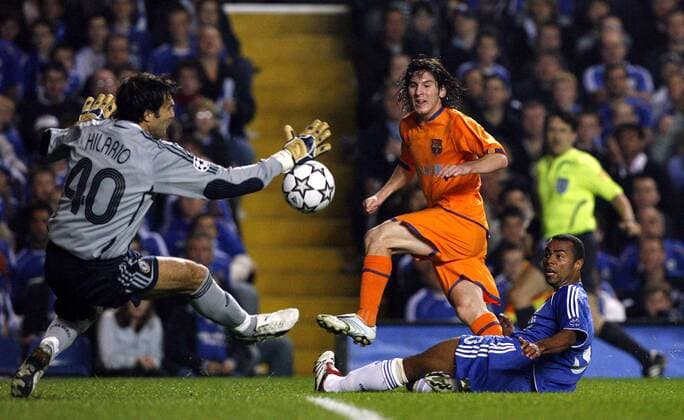 Lionel Messi (FC Barcelona, Mitte) prüft Torwart Henrique Hilario (li.), Ashley Cole (beide Chelsea) schaut zu - EDITORIAL USE ONLY. No use with unauthorised audio, video, data, fixture lists, club league logos or live services. Online in-match use limited to 120 images, no video emulation. No use in betting, games or single club league player publications. Fußball EC 1 Herren Champions League 2006 2007, London FC Chelsea - FC Barcelona, Barca, Vdig Gruppe London Abwehr, Fußball EC 1 Herren Champions League 2006 2007, London FC Chelsea - FC Barcelona, Barca, Vdig Gruppe London Abwehr,