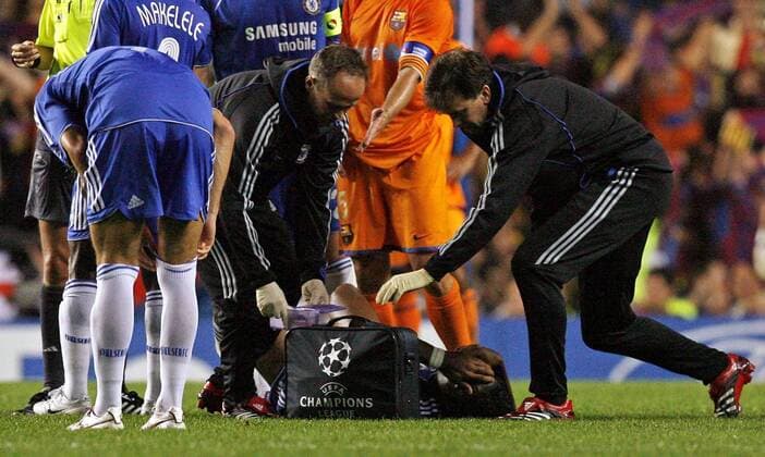 Didier Drogba (Chelsea) liegt verletzt am Boden und wird von Betreuern behandelt - EDITORIAL USE ONLY. No use with unauthorised audio, video, data, fixture lists, club league logos or live services. Online in-match use limited to 120 images, no video emulation. No use in betting, games or single club league player publications. Fußball EC 1 Herren Champions League 2006 2007, Chelsea FC London - FC Barcelona, Barca, Vdig Gruppe London Fußball EC 1 Herren Champions League 2006 2007, Chelsea FC London - FC Barcelona, Barca, Vdig Gruppe London