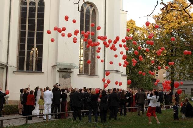 Während der Hochzeit von Andreas Klöden (Deutschland T Mobile) seiner angetrauten Bettina steigen rote Luftballons vor der Parochialkirche in Berlin in den Himmel Radsport Herren Straßenradsport 2006, Straße, Rad, Hochzeit, Heirat, heiraten, Trauung, trauen, Vermählung vermählen Totale Berlin Radsport Herren Straßenradsport 2006, Straße, Rad, Hochzeit, Heirat, heiraten, Trauung, trauen, Vermählung vermählen Totale Berlin