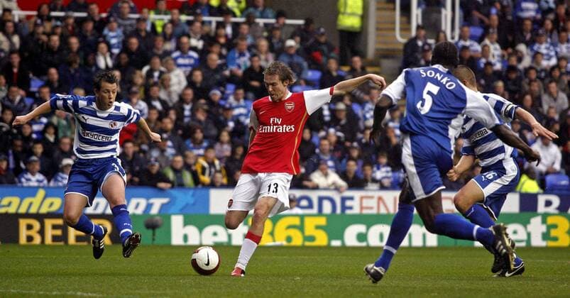 Aliaksandr Hleb (Arsenal, Mitte) erzielt das 0:2 gegen Nicholas Shorey (li.) und Ibrahima Sonko (beide Reading) - EDITORIAL USE ONLY. No use with unauthorised audio, video, data, fixture lists, club league logos or live services. Online in-match use limited to 120 images, no video emulation. No use in betting, games or single club league player publications. Fußball Herren English Premier League 2006 2007, 1. Englische Liga, Reading FC - Arsenal FC London 0:4 Gruppe Reading Dynamik, Fußball Herren English Premier League 2006 2007, 1. Englische Liga, Reading FC - Arsenal FC London 0:4 Gruppe Reading Dynamik,