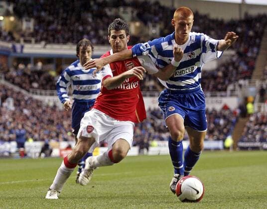 Steve Sidwell (Reading, re.) gegen Cesc Fabregas (Arsenal) - EDITORIAL USE ONLY. No use with unauthorised audio, video, data, fixture lists, club league logos or live services. Online in-match use limited to 120 images, no video emulation. No use in betting, games or single club league player publications. Fußball Herren English Premier League 2006 2007, 1. Englische Liga, Reading FC - Arsenal FC London 0:4 Gruppe Reading Dynamik, Fußball Herren English Premier League 2006 2007, 1. Englische Liga, Reading FC - Arsenal FC London 0:4 Gruppe Reading Dynamik,