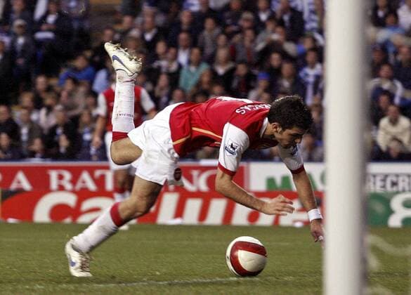 Cesc Fabregas (Arsenal) fällt zu Boden - EDITORIAL USE ONLY. No use with unauthorised audio, video, data, fixture lists, club league logos or live services. Online in-match use limited to 120 images, no video emulation. No use in betting, games or single club league player publications. Fußball Herren English Premier League 2006 2007, 1. Englische Liga, Arsenal FC London Einzelbild Reading Dynamik, Fußball Herren English Premier League 2006 2007, 1. Englische Liga, Arsenal FC London Einzelbild Reading Dynamik,