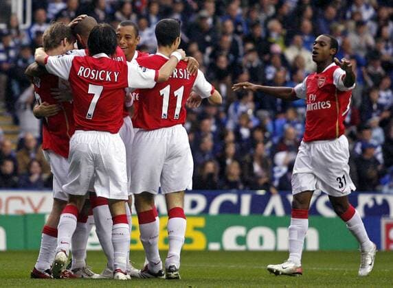 Torjubel Arsenal, v.li.: Aliaksandr Hleb, Thierry Henry, Tomas Rosicky, Gilberto Silva, Robin van Persie und Justin Hoyte - EDITORIAL USE ONLY. No use with unauthorised audio, video, data, fixture lists, club league logos or live services. Online in-match use limited to 120 images, no video emulation. No use in betting, games or single club league player publications. Fußball Herren English Premier League 2006 2007, 1. Englische Liga, Arsenal FC London Gruppe Reading Freude, Fußball Herren English Premier League 2006 2007, 1. Englische Liga, Arsenal FC London Gruppe Reading Freude,
