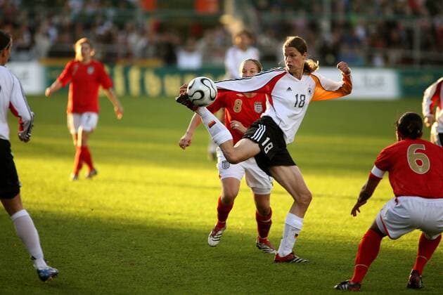 Kerstin Garefrekes (Deutschland) am Ball Fußball Länderspiel Damen Testspiel 2006, Test, Freundschaftsspiel, Nationalteam, Nationaltrikot, Deutschland - England 5:1 Gruppe Aalen Dynamik, Fußball Länderspiel Damen Testspiel 2006, Test, Freundschaftsspiel, Nationalteam, Nationaltrikot, Deutschland - England 5:1 Gruppe Aalen Dynamik,