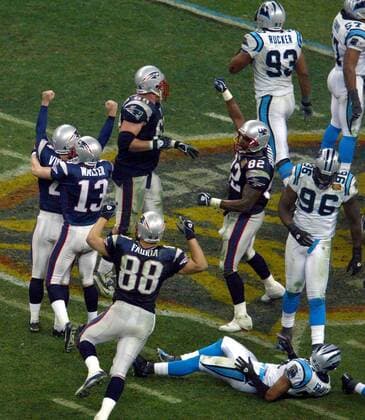 Die New England Patriots (dunkelblau) bejubeln den Sieg beim Super Bowl 2004, daneben enttäuschte Spieler des Finalgegners Carolina Panthers - (sbp2004020163) American Football Herren Super Bowl XXXVIII 2006, 38. Superbowl, Finale, Endspiel, NFL 2003 2004 Gruppe Houston Freude, Begeisterung, American Football Herren Super Bowl XXXVIII 2006, 38. Superbowl, Finale, Endspiel, NFL 2003 2004 Gruppe Houston Freude, Begeisterung,