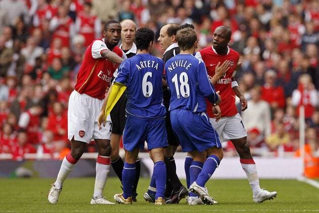 Handgemenge mit Johan Djourou (li.), William Gallas (re., beide Arsenal), Mikel Arteta (2. v.li.) und Phil Neville (beide Everton) - EDITORIAL USE ONLY. No use with unauthorised audio, video, data, fixture lists, club league logos or live services. Online in-match use limited to 120 images, no video emulation. No use in betting, games or single club league player publications. Fußball Herren English Premier League 2006 2007, 1. Englische Liga, Arsenal FC London - Everton FC 1:1 Gruppe London Spannung, Fußball Herren English Premier League 2006 2007, 1. Englische Liga, Arsenal FC London - Everton FC 1:1 Gruppe London Spannung,
