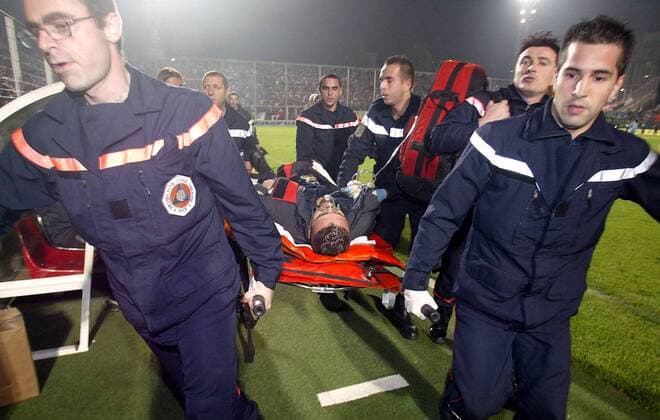 Feuerwehrmänner bringen einen schwerverletzten Kollegen auf der Trage aus dem Stadion - (pan16987) Fußball Herren Ligue 1 2006 2007, 1. Französische Liga, OGC Nice - Olympique de Marseille 2:1, OM, Vdig Gruppe Nice, Nizza Fußball Herren Ligue 1 2006 2007, 1. Französische Liga, OGC Nice - Olympique de Marseille 2:1, OM, Vdig Gruppe Nice, Nizza