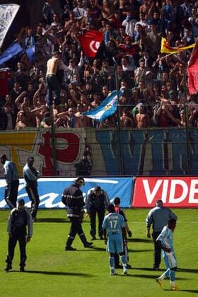 Feuerwehrmänner und Betreuer sowie Spieler von Olympique Marseille suchen nach einem Wurfobjekt, das aus dem Block der Marseille Fans geflogen kam - (pan16987) Fußball Herren Ligue 1 2006 2007, 1. Französische Liga, Olympique de Marseille, OM, Vdig Totale Nice, Nizza Fußball Herren Ligue 1 2006 2007, 1. Französische Liga, Olympique de Marseille, OM, Vdig Totale Nice, Nizza