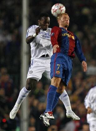 Eidur Gudjohnsen (FC Barcelona, re.) gegen Mickael Essien (Chelsea) - EDITORIAL USE ONLY. No use with unauthorised audio, video, data, fixture lists, club league logos or live services. Online in-match use limited to 120 images, no video emulation. No use in betting, games or single club league player publications. Fußball EC 1 Herren Champions League 2006 2007, FC Barcelona - Chelsea FC London 2:2, Barca Gruppe Barcelona Dynamik, Höhe, Fußball EC 1 Herren Champions League 2006 2007, FC Barcelona - Chelsea FC London 2:2, Barca Gruppe Barcelona Dynamik, Höhe,