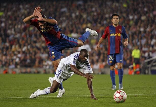 Claude Makelele (Chelsea, vorn) und Rafael Marquez (FC Barcelona) bringen sich gegenseitig zu Fall - EDITORIAL USE ONLY. No use with unauthorised audio, video, data, fixture lists, club league logos or live services. Online in-match use limited to 120 images, no video emulation. No use in betting, games or single club league player publications. Fußball EC 1 Herren Champions League 2006 2007, FC Barcelona - Chelsea FC London 2:2, Barca Gruppe Barcelona Dynamik, Kampf, Fußball EC 1 Herren Champions League 2006 2007, FC Barcelona - Chelsea FC London 2:2, Barca Gruppe Barcelona Dynamik, Kampf,