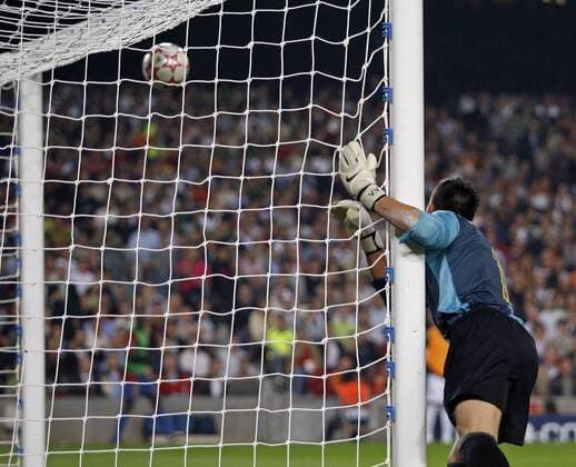 Torwart Victor Valdes (FC Barcelona) kann am Pfosten stehend das Tor nicht verhindern - EDITORIAL USE ONLY. No use with unauthorised audio, video, data, fixture lists, club league logos or live services. Online in-match use limited to 120 images, no video emulation. No use in betting, games or single club league player publications. Fußball EC 1 Herren Champions League 2006 2007, FC Barcelona, Barca Einzelbild Barcelona Fußball EC 1 Herren Champions League 2006 2007, FC Barcelona, Barca Einzelbild Barcelona