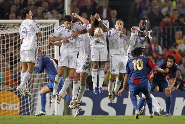 Ronaldinho (FC Barcelona, 3.v.re.) versucht mit einem Freistoß die Abwehrmauer von Chelsea zu überwinden, v.li.: Khalid Boulahrouz, Michael Ballack, Frank Lampard, Didier Drogba, Ricardo Carvalho und Mickael Essien - EDITORIAL USE ONLY. No use with unauthorised audio, video, data, fixture lists, club league logos or live services. Online in-match use limited to 120 images, no video emulation. No use in betting, games or single club league player publications. Fußball EC 1 Herren Champions League 2006 2007, FC Barcelona - Chelsea FC London 2:2, Barca Gruppe Barcelona Abwehr, Dynamik, Fußball EC 1 Herren Champions League 2006 2007, FC Barcelona - Chelsea FC London 2:2, Barca Gruppe Barcelona Abwehr, Dynamik,