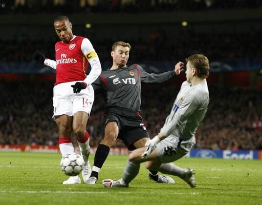 Thierry Henry (Arsenal, li.) gegen Vassili Berezoutski (Mitte) und Torwart Igor Akinfeev (beide ZSKA Moskau) - EDITORIAL USE ONLY. No use with unauthorised audio, video, data, fixture lists, club league logos or live services. Online in-match use limited to 120 images, no video emulation. No use in betting, games or single club league player publications. Fußball EC 1 Herren Champions League 2006 2007, Arsenal FC London - CSKA Moskau, Vdig Gruppe London Dynamik, Fußball EC 1 Herren Champions League 2006 2007, Arsenal FC London - CSKA Moskau, Vdig Gruppe London Dynamik,