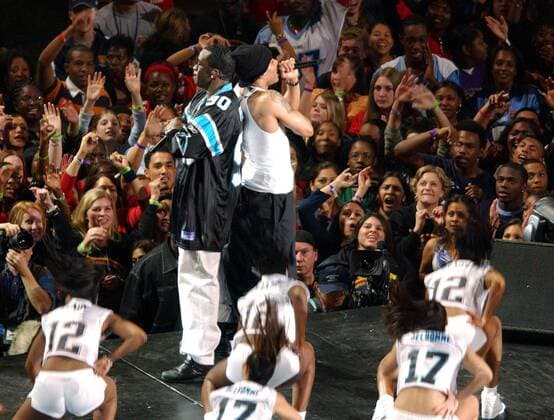 Die Rapper Nelly (re.) und P. Diddy treten in der Halbzeitshow des Super Bowls 2004 auf - (sbp2004020141) American Football Herren Super Bowl XXXVIII 2004, 38. Superbowl, Finale, Endspiel, Halbzeitshow, Half Time Show, Showprogramm Gruppe Houston, NFL 2003 Freude, American Football Herren Super Bowl XXXVIII 2004, 38. Superbowl, Finale, Endspiel, Halbzeitshow, Half Time Show, Showprogramm Gruppe Houston, NFL 2003 Freude,