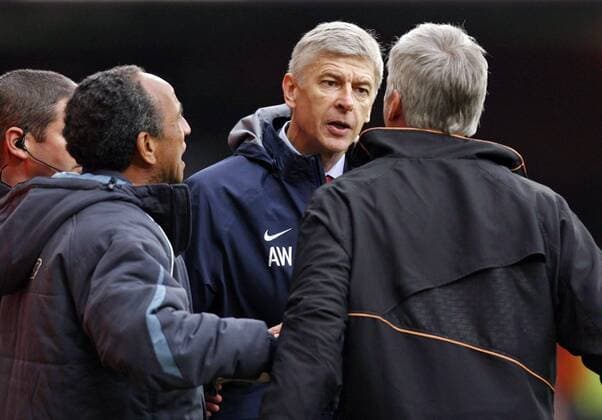 Trainer Arsene Wenger (Arsenal, Mitte) im Disput mit Trainer Alan Pardew (West Ham, re.) - EDITORIAL USE ONLY. No use with unauthorised audio, video, data, fixture lists, club league logos or live services. Online in-match use limited to 120 images, no video emulation. No use in betting, games or single club league player publications. Fußball Herren English Premier League 2006 2007, 1. Englische Liga, West Ham United - Arsenal FC London 1:0 Gruppe London Spannung, Fußball Herren English Premier League 2006 2007, 1. Englische Liga, West Ham United - Arsenal FC London 1:0 Gruppe London Spannung,
