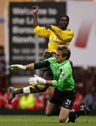 Emmanuel Adebayor (Arsenal, hinten) gegen Torwart Robert Green (West Ham) - EDITORIAL USE ONLY. No use with unauthorised audio, video, data, fixture lists, club league logos or live services. Online in-match use limited to 120 images, no video emulation. No use in betting, games or single club league player publications. Fußball Herren English Premier League 2006 2007, 1. Englische Liga, West Ham United - Arsenal FC London 1:0 Gruppe London Dynamik, Fußball Herren English Premier League 2006 2007, 1. Englische Liga, West Ham United - Arsenal FC London 1:0 Gruppe London Dynamik,
