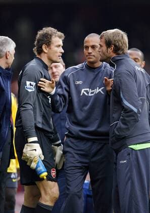 Torwart Jens Lehmann (Arsenal, li.) - Meinungsverschiedenheit - EDITORIAL USE ONLY. No use with unauthorised audio, video, data, fixture lists, club league logos or live services. Online in-match use limited to 120 images, no video emulation. No use in betting, games or single club league player publications. Fußball Herren English Premier League 2006 2007, 1. Englische Liga, West Ham United - Arsenal FC London 1:0 Gruppe London Spannung, Fußball Herren English Premier League 2006 2007, 1. Englische Liga, West Ham United - Arsenal FC London 1:0 Gruppe London Spannung,