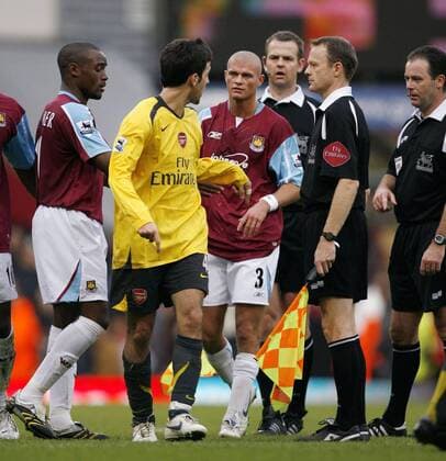 Schiedsrichter Rob Styles (2.v.re.) beobachtet einen Disput zwischen Paul Konchesky (3.v.li., West Ham) und Cesc Fabregas (Arsenal, 2.v.li.) - EDITORIAL USE ONLY. No use with unauthorised audio, video, data, fixture lists, club league logos or live services. Online in-match use limited to 120 images, no video emulation. No use in betting, games or single club league player publications. Fußball Herren English Premier League 2006 2007, 1. Englische Liga, West Ham United - Arsenal FC London 1:0 Gruppe London Spannung, Fußball Herren English Premier League 2006 2007, 1. Englische Liga, West Ham United - Arsenal FC London 1:0 Gruppe London Spannung,