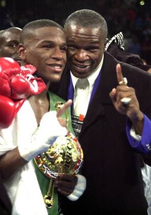 Floyd Mayweather jr. (li.) jubelt mit Vater Floyd Mayweather sr. (beide USA) und dem Weltmeistergürtel - (LVP2001012002) Boxen WM Herren WBC Weltmeisterschaft 2001, Boxsport, Profiboxen, Superfedergewicht, Super Federgewicht Gruppe Las Vegas Freude, Boxen WM Herren WBC Weltmeisterschaft 2001, Boxsport, Profiboxen, Superfedergewicht, Super Federgewicht Gruppe Las Vegas Freude,