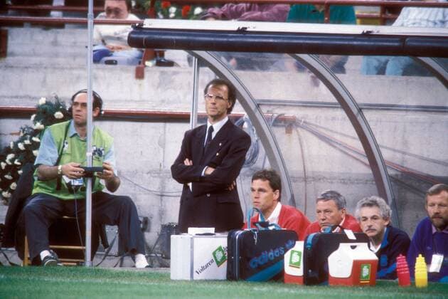 Trainerbank BR Deutschland, v.li.: Bundestrainer Franz Beckenbauer, Co Trainer Holger Osieck, Mannschaftsarzt Prof. Dr. Heinrich Heß, Masseur Adolf Katzenmaier und Physiotherapeut Hans Jürgen Montag verfolgen das Geschehen Fußball Länderspiel Herren WM 1990, Nationalmannschaft, Viertelfinale, BRD Gruppe Mailand Nachdenklichkeit, Fußball Länderspiel Herren WM 1990, Nationalmannschaft, Viertelfinale, BRD Gruppe Mailand Nachdenklichkeit,