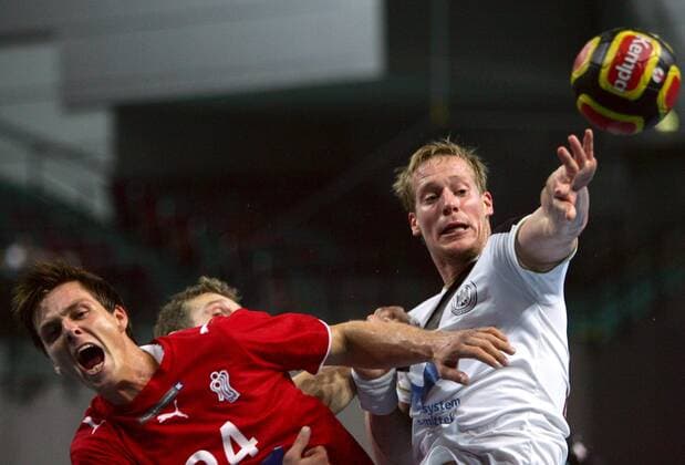 Michael Hegemann (Deutschland, re.) gegen Hans Lindberg (Dänemark) Handball Länderspiel Herren Statoil Worldcup 2006, Nationalteam, Nationaltrikot, Deutschland - Dänemark 25:29 Gruppe Bremen Dynamik, Kampf, Handball Länderspiel Herren Statoil Worldcup 2006, Nationalteam, Nationaltrikot, Deutschland - Dänemark 25:29 Gruppe Bremen Dynamik, Kampf,