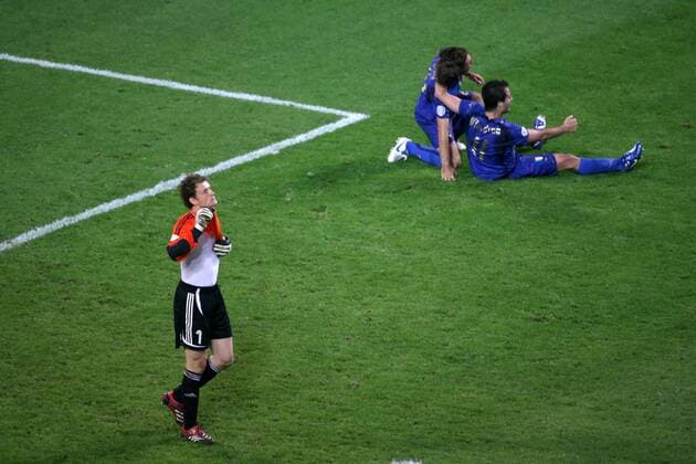 Torwart Jens Lehmann (Deutschland) zieht nach der Halbfinalniederlage enttäuscht sein Trikot aus, während die Italiener jubeln Fußball WM Herren WM 2006, Länderspiel, Nationalteam, Nationaltrikot, Halbfinale, Deutschland - Italien 0:2 n.V. Totale Dortmund Freude, Enttäuschung, Fußball WM Herren WM 2006, Länderspiel, Nationalteam, Nationaltrikot, Halbfinale, Deutschland - Italien 0:2 n.V. Totale Dortmund Freude, Enttäuschung,