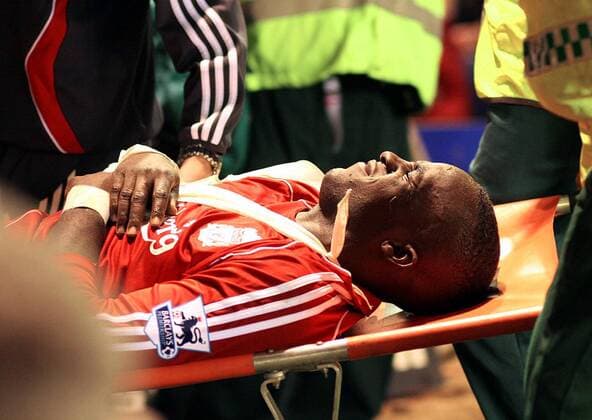 Mohamed Sissoko (Liverpool) wird mit einer Schulterverletzung vom Platz getragen - Fußball Herren Carling Cup 2006 2007, Englischer Pokal, Pokalspiel, Ligapokal, League Cup, Liverpool FC Einzelbild Birmingham Fußball Herren Carling Cup 2006 2007, Englischer Pokal, Pokalspiel, Ligapokal, League Cup, Liverpool FC Einzelbild Birmingham