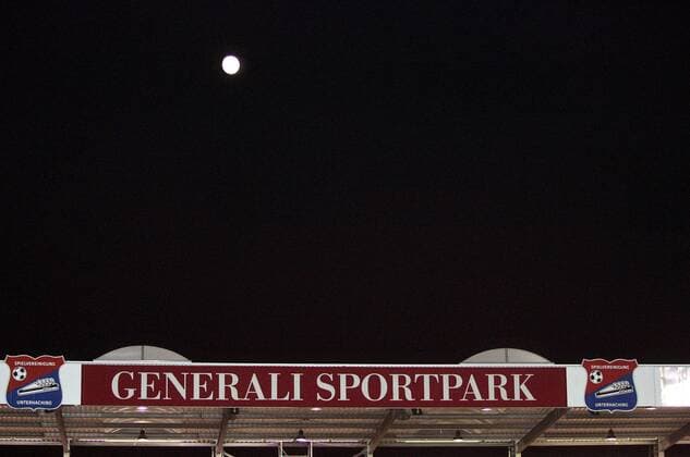 Fußball, Stadiongeschichte SpVgg Unterhaching Vollmond über dem Hachinger Generali Sportpark Fußball 2. BL Herren Saison 2006 2007, SpVgg Unterhaching, Haching, Namensgeber, Stadionname, Vdig Totale Generali Sportpark Unterhaching Fußball 2. BL Herren Saison 2006 2007, SpVgg Unterhaching, Haching, Namensgeber, Stadionname, Vdig Totale Generali Sportpark Unterhaching