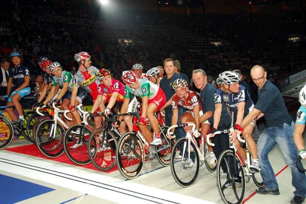 Start zum Münchner Sechstagerennen 2006 u.a. mit Bruno Risi (Schweiz, 2.v.re.) und Paolo Bettini (Italien, 4.v.re.) Radsport Herren 43. Münchner 6 Tage Rennen 2006, Sechstagerennen, Sechs, Sechstage, Six Days, Sixdays, Halle, Indoor Totale München Radsport Herren 43. Münchner 6 Tage Rennen 2006, Sechstagerennen, Sechs, Sechstage, Six Days, Sixdays, Halle, Indoor Totale München
